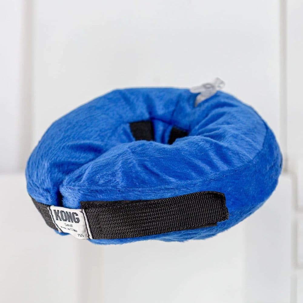 https://admins.bertasnams.lv/storage/media/7190/035585081359_2_KONG-CLOUD-pēcoperācijas-apkakle-suņiem-piepūšama-ar-flīsa-apvalku-zila-38-51-cm-L.jpg